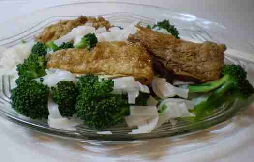 Bean curd sheet & broccoli on rice noodles